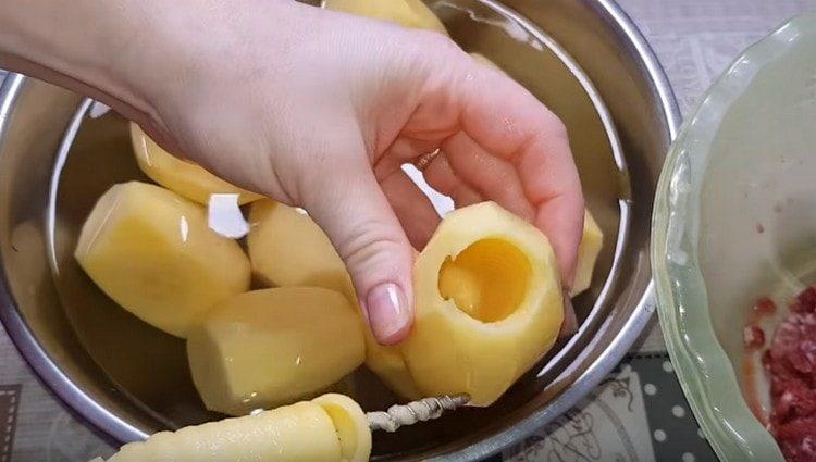 Od oguljenog krumpira izrezujte sredinu.
