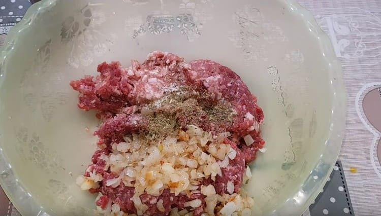 mélanger la viande hachée avec les oignons frits, le sel et les épices.