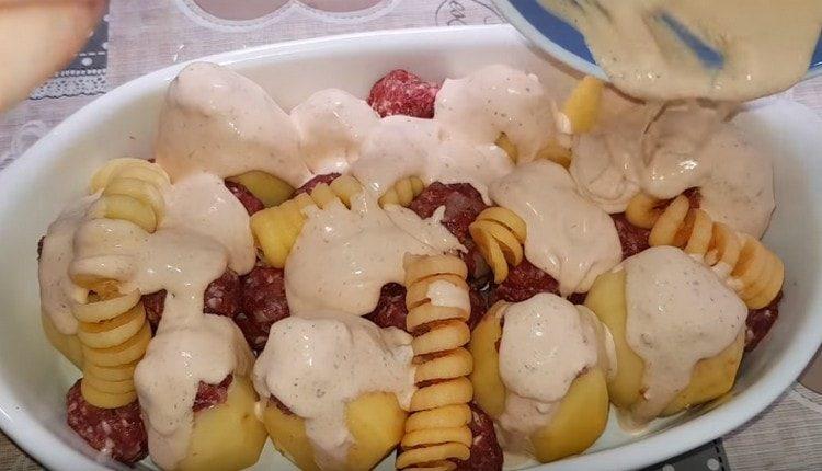 Krumpir stavite u posudu za pečenje i prelijte umakom.