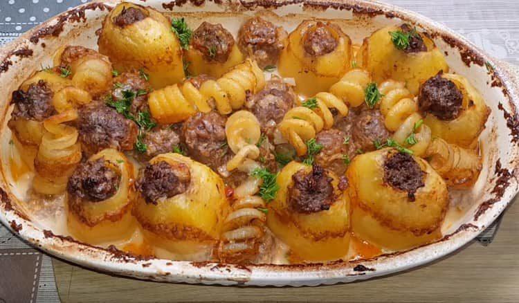 Potatoes stuffed with minced meat are a worthy dish even for a festive table.