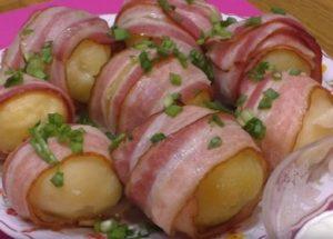 Pomme de terre au bacon appétissante: cuire selon une recette pas à pas avec une photo.
