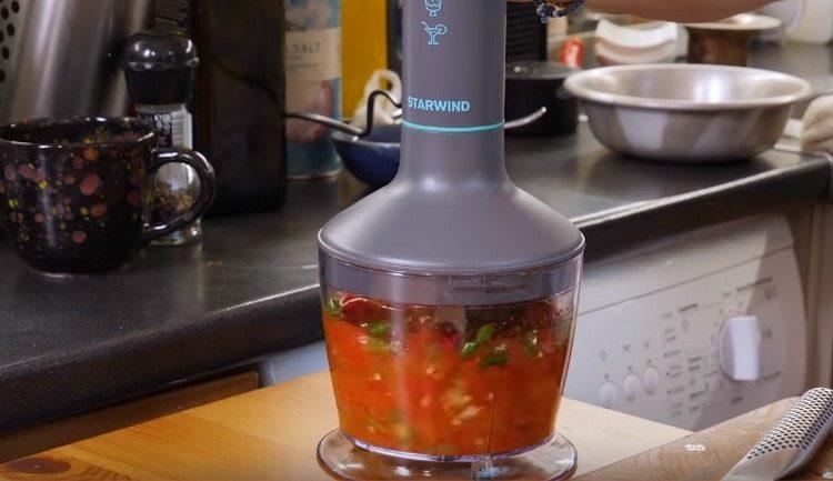 Moler la salsa hasta que quede suave.
