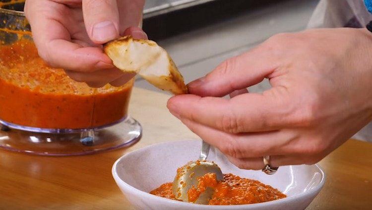 Comer kratoshka es delicioso con salsa picante.