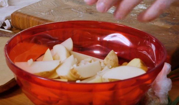 Put the potatoes in a bowl, add chopped garlic to it.