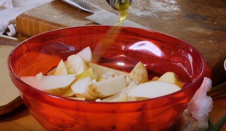 Season the potatoes with olive oil and mix.