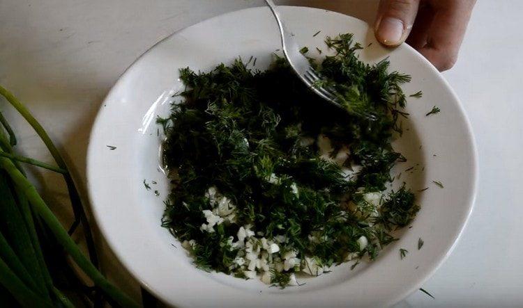 Mix dill with garlic and vegetable oil.