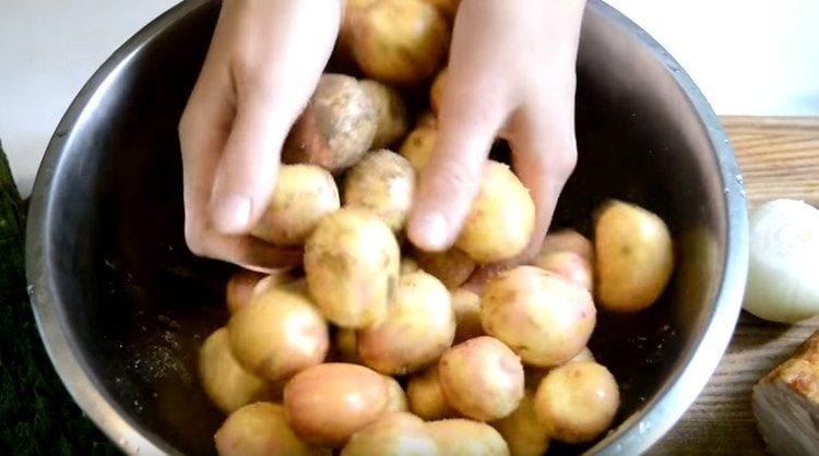 Dodajte začine, biljno ulje i dobro promiješajte krumpir.