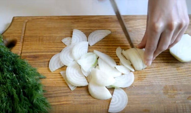 Cortar la cebolla en medio aros.