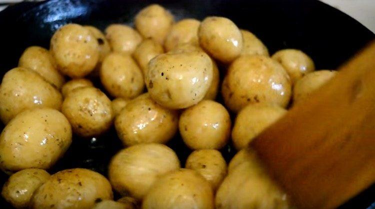 pržite krumpir u preostaloj masnoći u tavi.