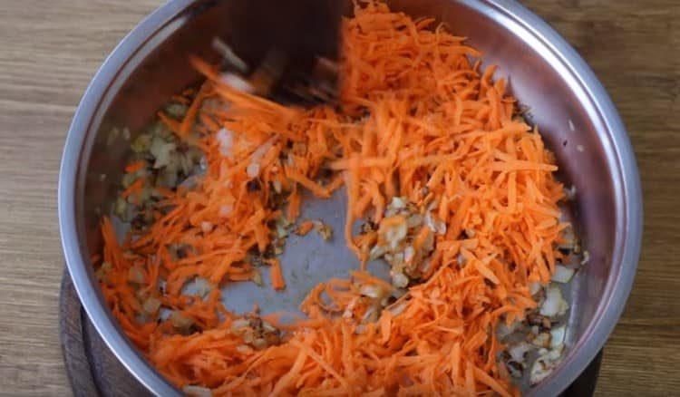 Luego agregue la zanahoria a la cebolla.