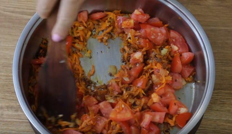 Ajouter à la casserole également des tomates en tranches.