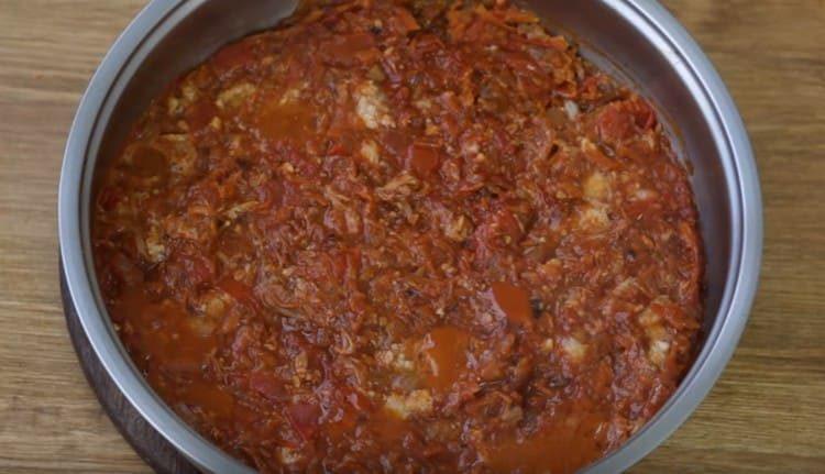 Add tomato paste, stew, mix everything.