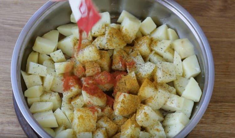 Add spices to the potato.