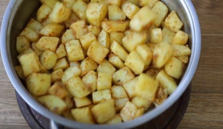Stir the potatoes so that the spices are well distributed.