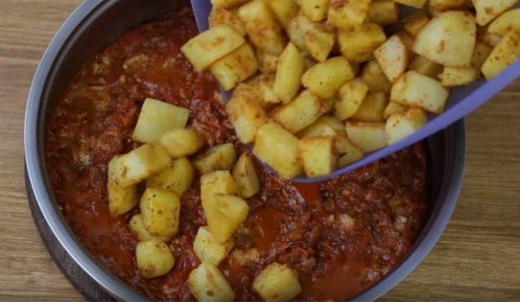 Ajoutez les pommes de terre dans la casserole au ragoût et aux légumes.