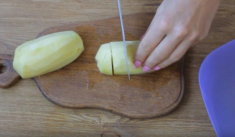 Peel the potatoes and cut them into pieces.