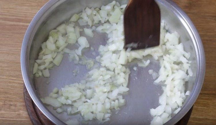 Fríe la cebolla por 5 minutos.