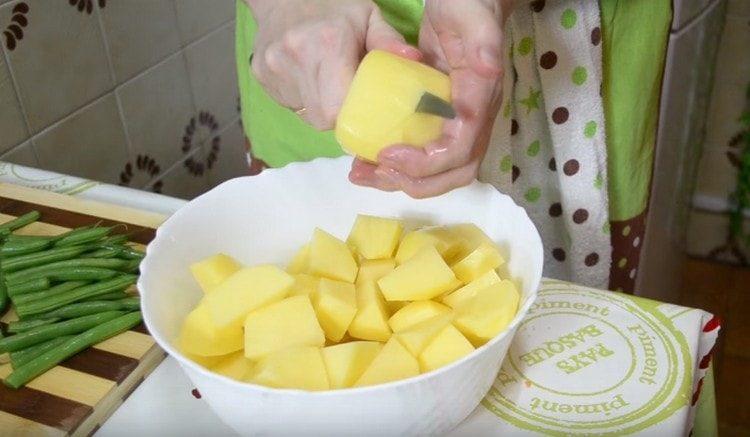 Épluchez et hachez les pommes de terre assez gros.