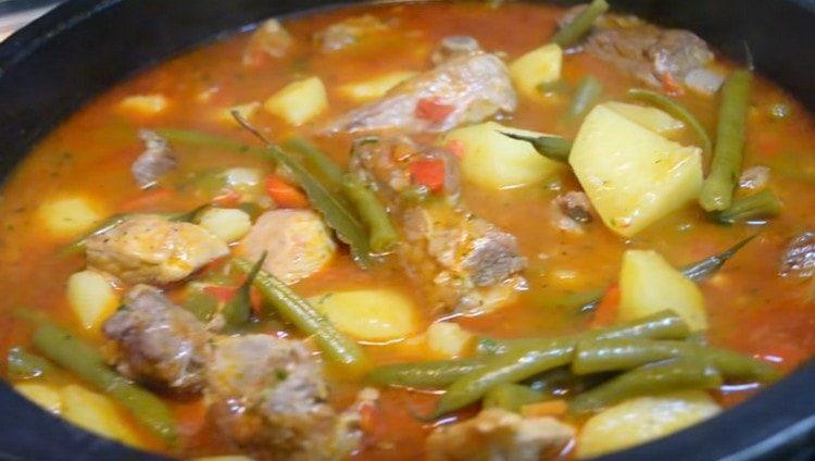 Potato stew with pork ribs is not only tasty, but also nutritious.