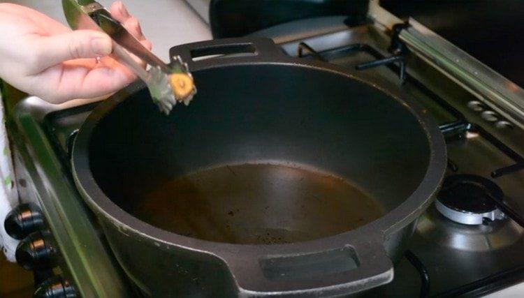 Pour vérifier le chauffage de l'huile, faites cuire la gousse d'ail et retirez-la une fois dorée.