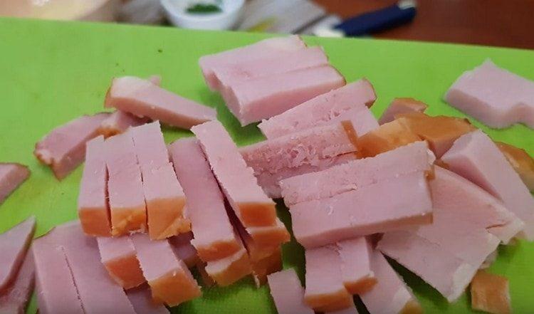 Couper le jambon en lanières.