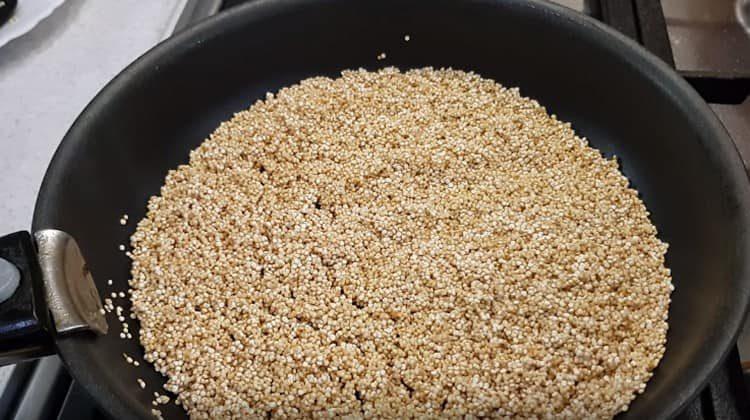 Faire frire le quinoa dans une poêle.