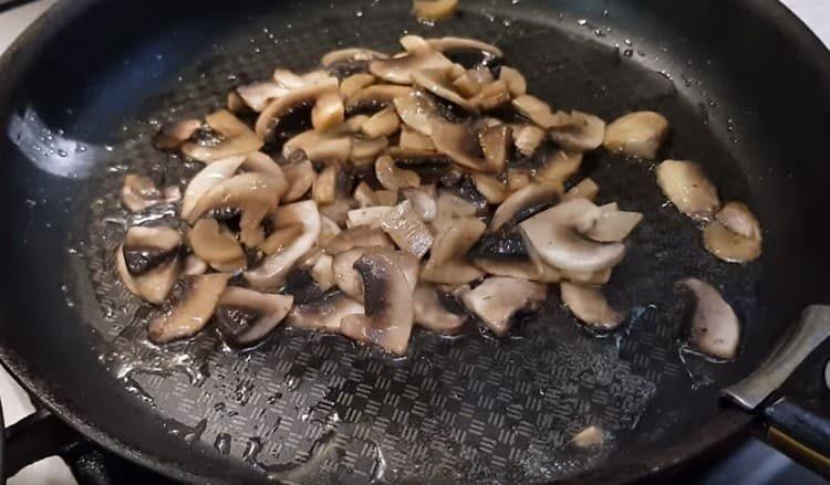 Freír los champiñones en una sartén aparte.