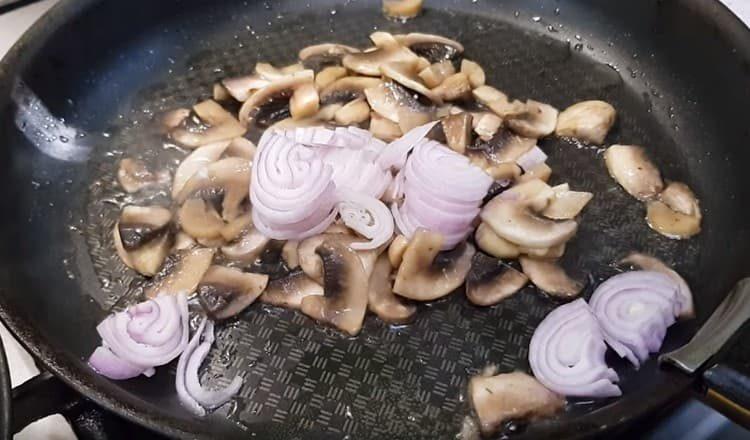 We cut shallots in half rings and add to the mushrooms