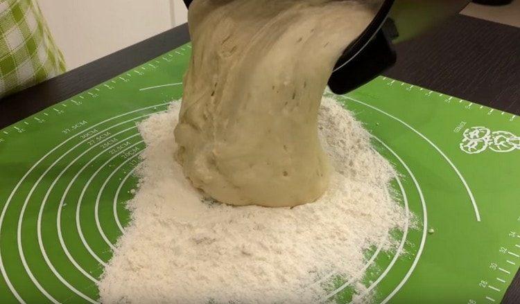 Nous déplaçons la pâte sur une surface saupoudrée.