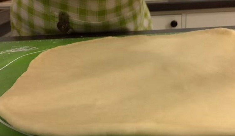 Abaisser la pâte en une couche.