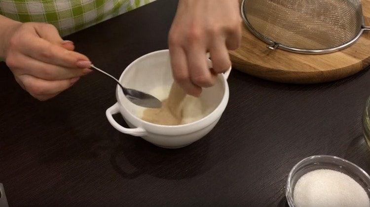 Otopite kvasac u toplom mlijeku.