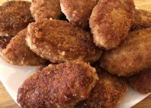 We cook rosy and juicy cutlets in breadcrumbs according to a step-by-step recipe with a photo.