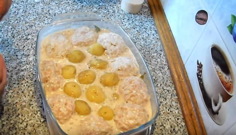 Vierta la salsa sobre el plato y póngala en el horno.