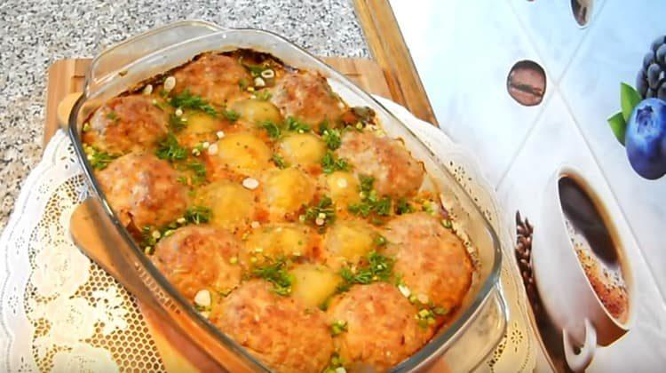 Les côtelettes de four avec pommes de terre sont un deuxième plat copieux et savoureux.