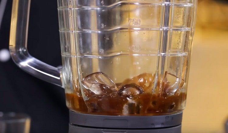 Vierte el café pre-preparado en un vaso mezclador. agregue cubitos de hielo y azúcar