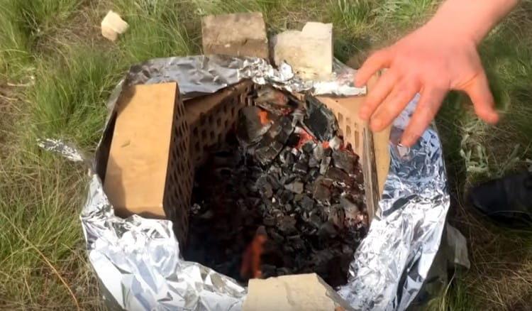 Nous transférons le poulet sur le gril et préparons le barbecue.