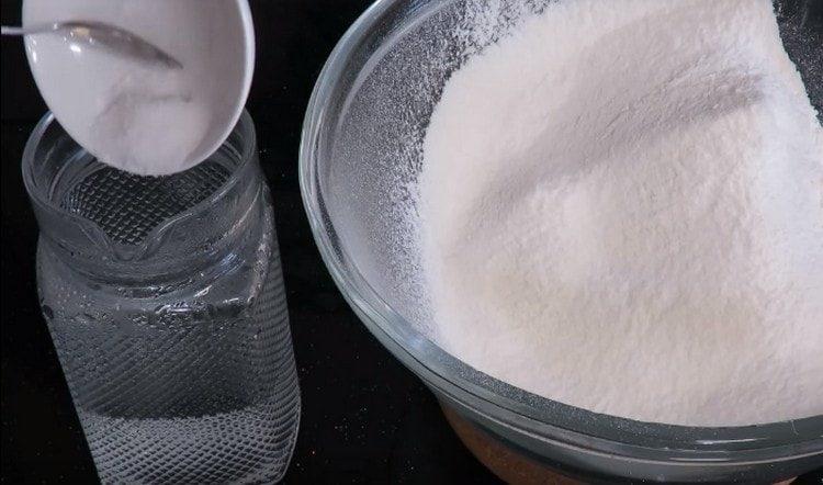 Tamiser la farine et dissoudre le sel dans de l'eau bouillante.