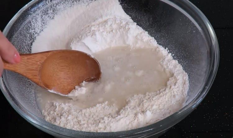 Versez de l'eau bouillante avec du sel dans la farine.