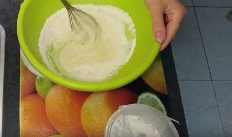 Add flour to the egg mass, mix.