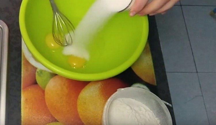 Batir los huevos con azúcar por separado.
