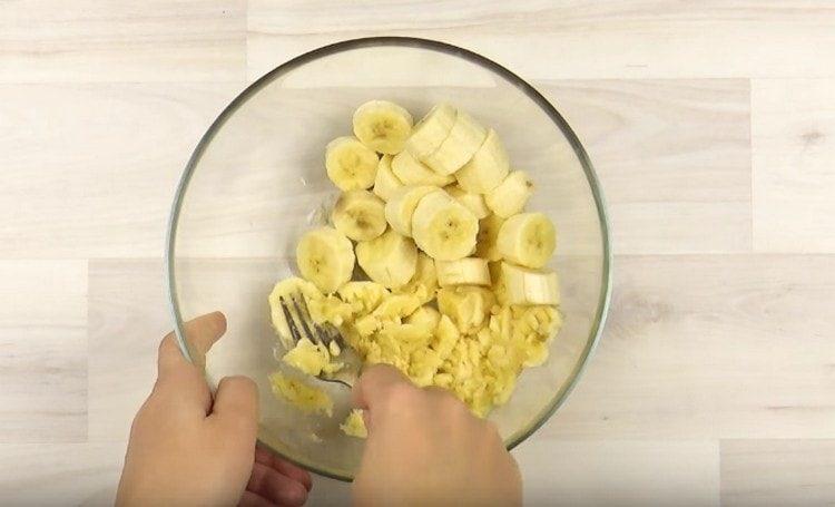 Amasar el plátano con un tenedor en puré de papas.