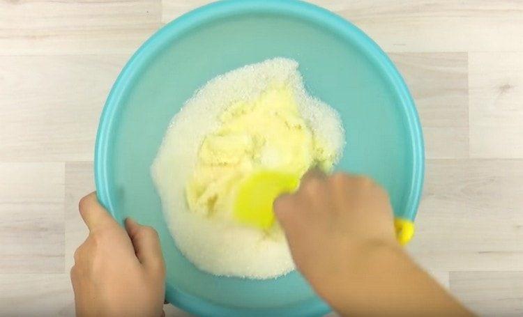 Piler le beurre ramolli avec du sucre.