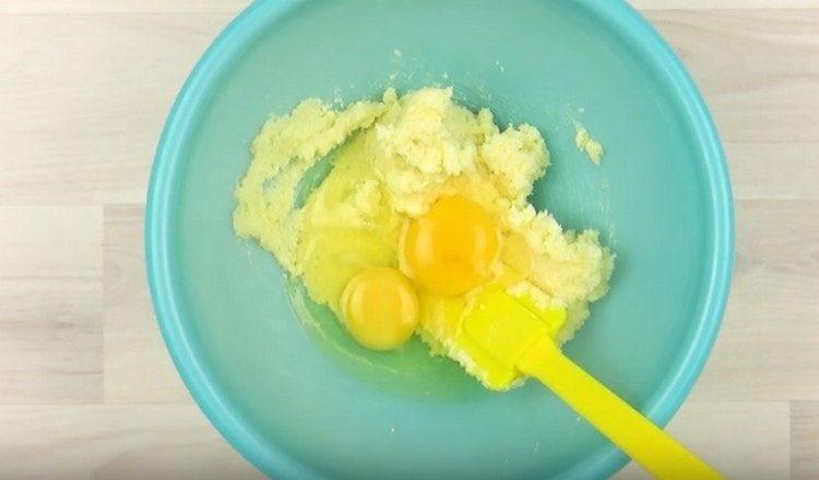 Agregue huevos a la masa de aceite.
