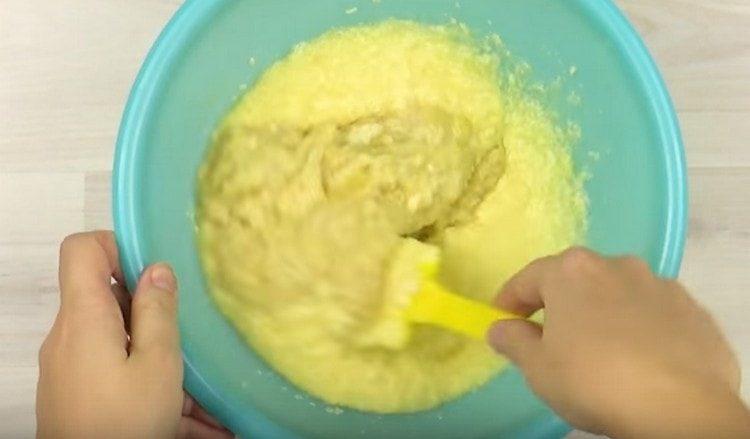 Ajoutez la purée de banane et mélangez à nouveau.