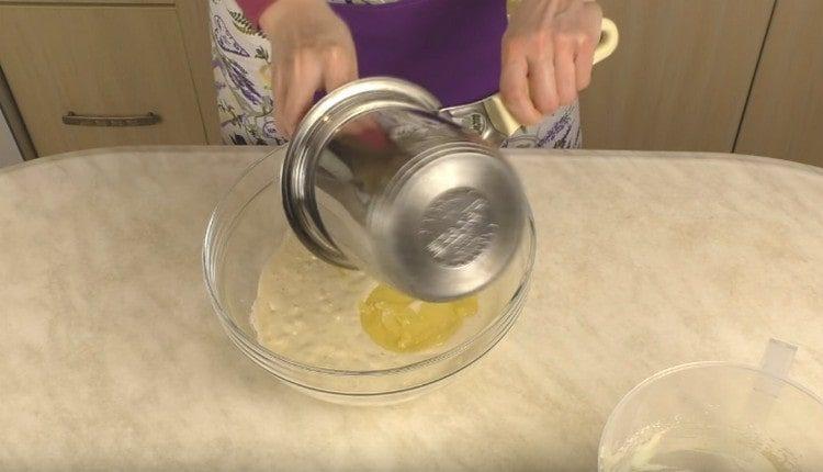 Agregue la mantequilla derretida a la masa de cuajada.