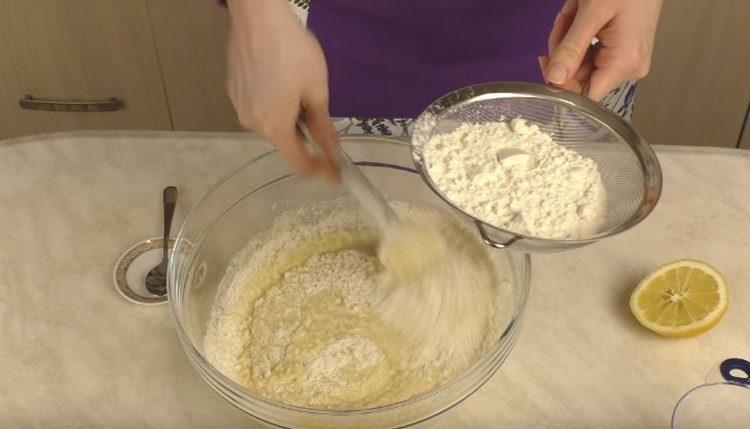 Tamiser la farine et mélanger la pâte.