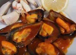 Cooking incredibly delicious mussels in tomato sauce: a detailed recipe with step by step photos.