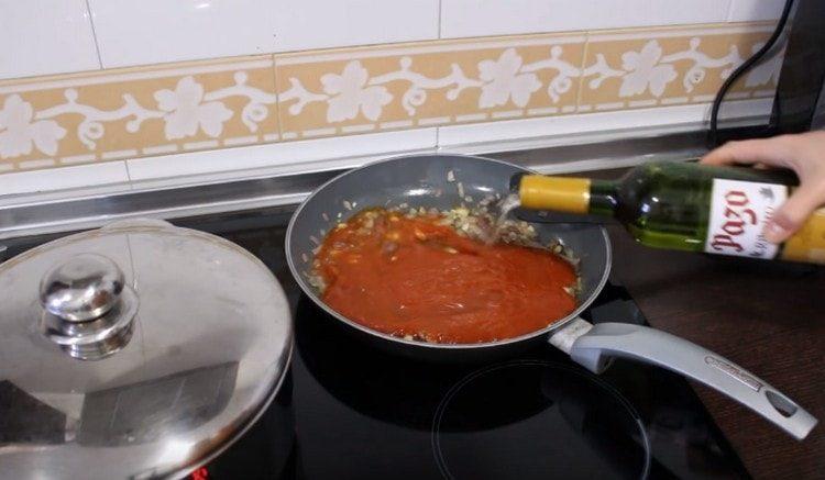 Ajouter la pâte de tomate et le vin blanc aux légumes.
