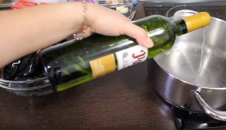 Versez le vin blanc dans la casserole au fond.