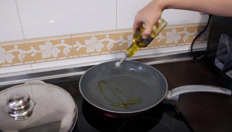 Chauffer l'huile d'olive dans une poêle.
